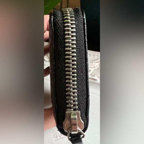 GUCCI EMBOSSED BLACK LEATHER SIGNATURE DIAMANTE ZIP-AROUND CARD CASE WALLET EUC - Picture 10 of 12